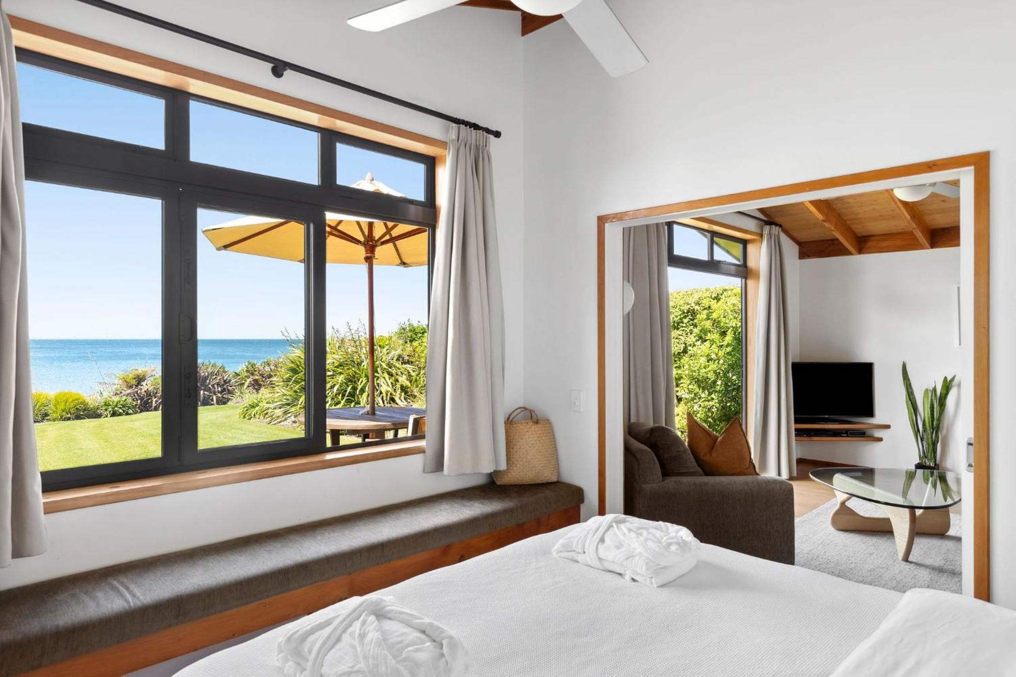 Adrift In Golden Bay- Absolute Beachfront Villas (Adults Only) Колингууд Екстериор снимка